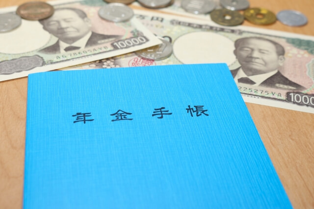 【ひとりの老後】おひとりさま世帯の年金月額と貯蓄額平均はいくら?