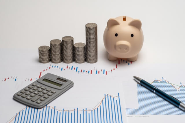 FIRE達成者はどれくらいの資産を準備?気を付けたいリスクも